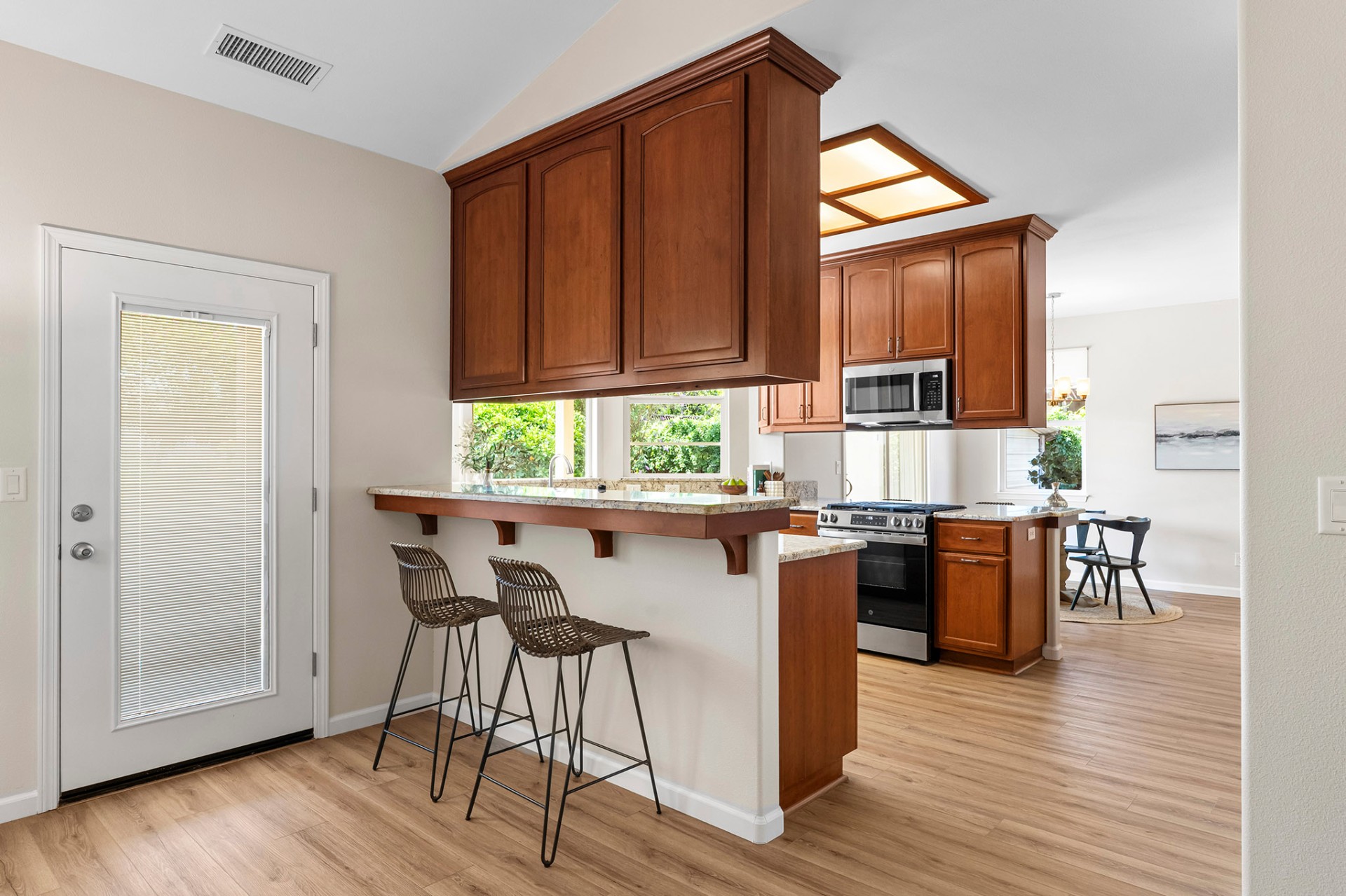 Kitchen with breakfast bar