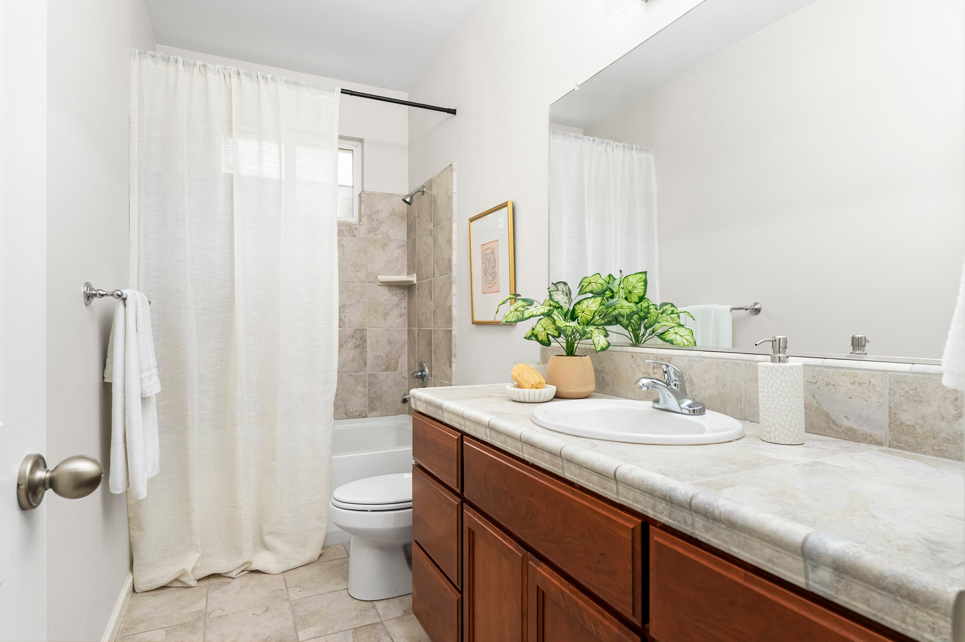 Guest bath with shower-tub combo